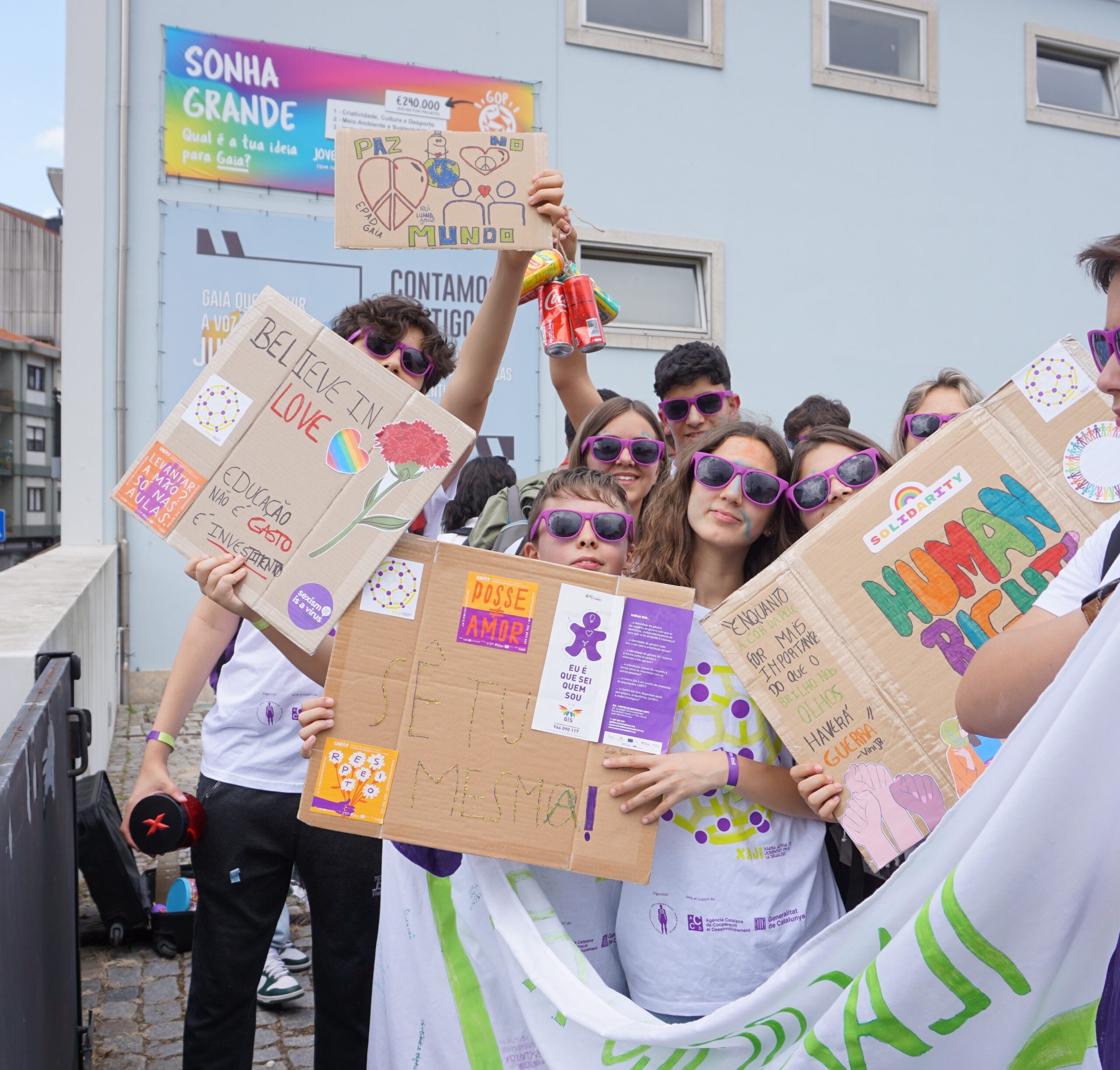 Joves amb pancartes com sortint a una manifestació